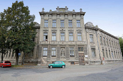 Wohngebäude - Gründerzeit Baustil / Architektur, grauer Putz, Büste in Fassade eingelasse; Fotos aus Kolin / Köln an der Elbe, Tschechische Republik.