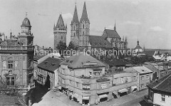 Historisches Foto vom der St. Bartholomäus Kirche in Kolin - Wohnhaus mit Geschäften, Markisen / Architektur der 1920er Jahre.