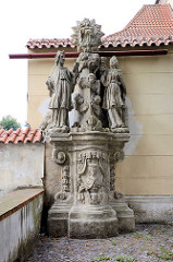 Christliche Skulpturen mit Engeldarstellung, Maria mit Kind - historische Skulpturen / Kolin, Tschechische Republik.