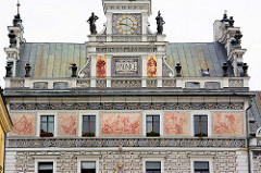 Skulpturen und Fassadenmalerei - Rathausturm vom Rathaus, Radnice in Kolin / Tschechien.