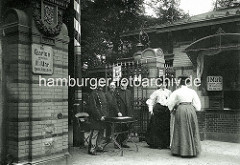 Eingang vom Hamburger Tiergarten am Dammtor - Zoowärter, Kassierer in Uniform - Frauen mit Strohhut. Schilder, der Garten wird um 10 1/2 geschlossen - Eintritt 1Mark, Kinder unter 12 Jahren die Hälfte.