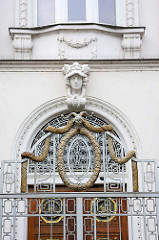 Mit goldenem Relief dekorierte Eisentür / Zaun - Gründerzeitgebäude in Kolin.