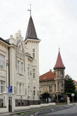 Wohnhäuser mit Giebelturm - Architekturbilder aus Kolin, Tschechien.