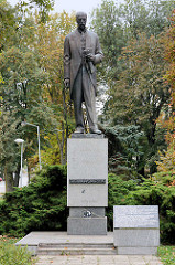 Bronzeskulptur von Tomáš Garrigue Masaryk, Gymnasium Kolin -  tschechischer Philosoph, Schriftsteller und Politiker sowie Mitbegründer und erster Staatspräsident der Tschechoslowakei (1918–1935).