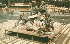 Historische colorierte Aufnahme von indischen Darsteller bei einer Völkerschau von John Hagenbeck.