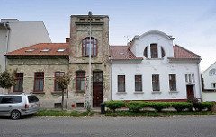 Alt und Neu, restauriertes Jugendstil-Wohnhaus / Einzelhaus und Wohngebäude mit abblätterndem Jugendstilputz. Architekturfotos aus Kolin, Tschechische Republik.