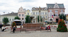 Historisches Stadtzentrum, Marktplatz von Kolin an der Elbe - Sitzbänke am Brunnen, Pestsäule mit Jungrau Maria / 1682.f
