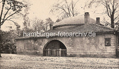 Begräbniskapelle St. Petri beim den Begräbnisstätten ausserhalb der Hamburger Wallanlagen. Der Friedhof St. Petri wurde 1795 "but'n dammtor" angelegt als die Grüfte in der Kirche St. Petri u. der Kirchhof belegt waren. Dieser Begräbnisplatz war fas