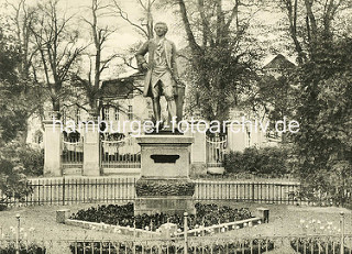 Bronzefigur vom Kronprinzen und späteren preussischen König Friedrich II am Rheinsberger Schlossplatz; Bildhauer Gottlieb Elster, 1903.