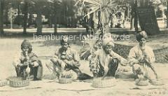 Alte Darstellung der indischen Völkerschau von Gustav Hagenbeck - Inder, Schlangenbeschwörer mit Turban - Kobras im Korb, Flöte aus getrocknetem Flaschenkürbis.