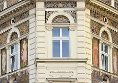 Prunkvolles mehrstöckiges Wohnhaus mit ganzflächig dekorierter / bemalter Fassade - weibliche Figuren, Büsten.