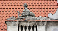 Dachdekor - Skulptur, Sphinx mit abgefallenem Flügel; Architektur in Kolin.