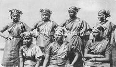 Altes Foto - historische Darstellung der indischen Völkerschau von Gustav Hagenbeck - Indische Frauen im Sari, geschmückte Frisur - Nasenring.
