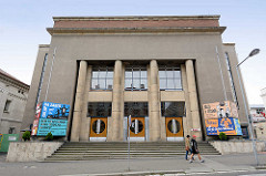 Kulturgebäude / Galerie mit Säulen im Eingangsbereicht - Foto aus Kolin, Tschechien.
