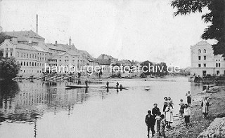 Historisches Foto von Kolin - Blick über die Elbe; Industrie dicht am Ufer vom Fluss - Ruderboote, Menschen am Wasser.