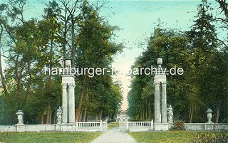 Historische Ansicht vom Eingang des Schlossparks in Rheinsberg. Kannelierte Säulen mit Vasendekor - Skulpturen und niedrige Steinmauer - im Hintergrund das Schloss Rheinsberg.