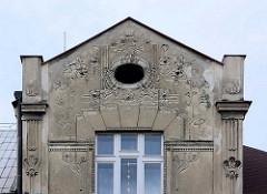 Hausgiebel, Wohnhaus mit Jugendstildekor in Kolin / restaurierungsbedürftig - floraler Stuck / Relief.