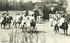 Historische Völkerschau in Hagenbecks Tierpark - Beduinen auf Pferden.