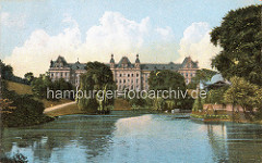 Historisches Motiv von den Hamburger Wallanlagen / Stadtgraben mit Pavillion; Strafjustizgebäude.
