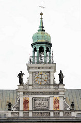 Kupferturm, Skulpturen und Fassadenmalerei - Rathausturm vom Rathaus, Radnice in Kolin / Tschechien.