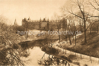 Blick über den Stadtgraben in den Hamburger Wallanlagen zum Strafjustizgebäude am Sievekingplatz.