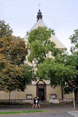 Kirche in Kolin, Fussgängerinnen.