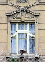 Jugendstilfenster mit Stuckdekoration - Eisenzaun mit Jugendstilformen; Architekturfotografien aus Kolin, Tschechien.