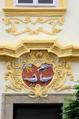 Restaurierte Hausfassade - Barockdekor / Wappen mit Jahreszahl 1740.
