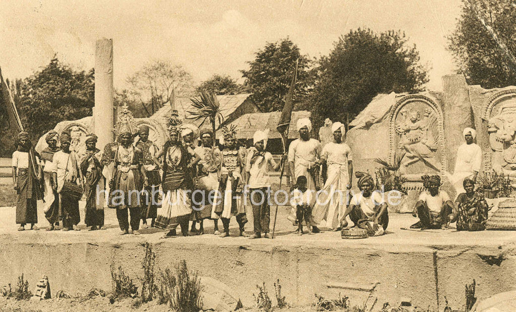 Historische Bilder Foto Alte Aufnahme Volkerschau Hagenbeck Inder In Traditioneller Bekleidung Tracht Indische Steinreliefs