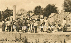 Alte Aufnahme - Völkerschau Hagenbeck; Inder in traditioneller Bekleidung / Tracht; indische Steinreliefs.