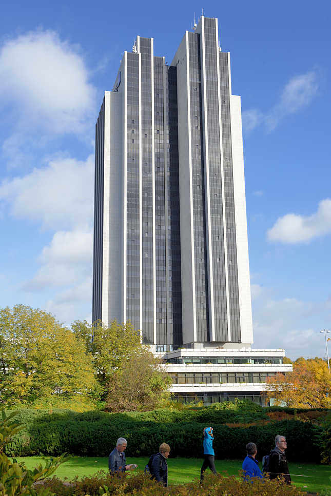 bildarchiv-hamburg.com: Foto Blick von den Hamburger Grnanlage Planten un  Blomen zum Hochhaus Hotel Radissonblu am Dammtor, Architekten Jost Schramm  und Gert Pempelfort - fertig gestellt 1973; seit 2010 steht das Gebude  unter
