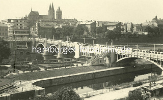 Historisches Foto - Panorama von Kolin mit Brücke über die Elbe; Dom St. Bartholomäus, Wohnhäuser - im Vordergrund die Einfahrt zur Schleuse für die Berufsschifffahrt.