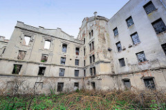 Industrieruine - verlassenes, zerstörtes Farbrikgebäude am Ufer der Elbe in Kolin / Tschechien.