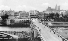 Historische Ansicht von Kolin an der Elbe - Brücke über den Fluss, Panorama der Stadt mit St. Bartholomäus Dom.