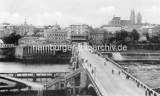 Historische Ansicht von Kolin an der Elbe - Brücke über den Fluss, Panorama der Stadt mit St. Bartholomäus Dom.