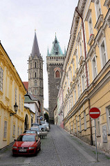 Blick auf die St. Bartholomäus Kirche / Dom in Kolin; enge Strasse, parkende Autos.