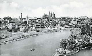 Historisches Panorama der tschechischen Stadt Kolin an der Elbe - Industriegebäude am Ufer, im Bildzentrum der Dom St. Bartholomäus, re. das Schloss.