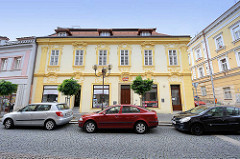 Restauriertes Wohnhaus / Geschäftshaus mit Barock-Fassadendekor, Wappen über dem Eingang / Kolin an der Elbe - Tschechische Republik.