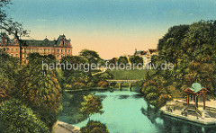 Historische colorierte Ansicht vom Hamburger Stadtgraben - Pavillon am Wallgraben, Brücke über das Wasser - Gebäude am Justizforum, Strafjustizgebäude.