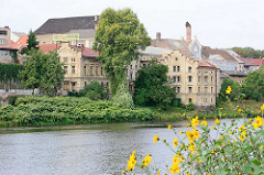 Alte Gewerbegebäude am Ufer der Elbe in Kolin, Tschechien - Fabrikgebäude mit Klinkerfassade / Industriearchitektur.