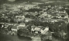 Historische Luftaufnahme von Rheinsberg und dem Rheinsberger Schloss.