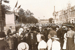 Jungen mit Mütze - Mädchen mit Strohut; Kaspertheater auf dem Spielbudenplatz.