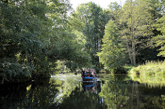 Fliess / Kanal im Spreewald bei Schlepzig - Bäume und Sträucher am Ufer.