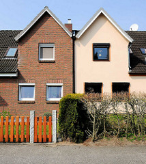 Doppelhaus - Ziegelsteinfassade, Verblendsteine - lachsfarben gestrichene Hausfassade; Wohnhäuser in Herrenwyk, Hansestadt Lübeck.