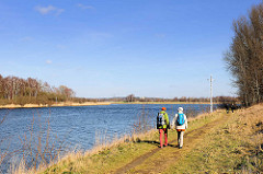 Naturschutzgebiet Schellbruck - Niederung an der Untertrave bei Lübeck - SpaziergängerInnen am Wasser.