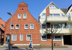 Alt + Neu - historischer Backsteingebäude und Betonneubau - Kurgartenstrasse Lübeck Travemünde.