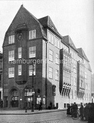 Historische Aufnahme der Davidwache am Spielbudenplatz / Davidstrasse - Strasse mit Kopfsteinpflaster.