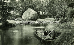 Altes Foto - Fließ im Spreewald, Heuschober auf einer Wiese am Wasser - Holzkahn am Ufer.