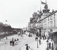 Blick auf den Spielbudenplatz um 1920 -  re. das Ernst Drucker Theater.