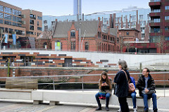 Blick von der Elbpromenade am Magdeburger Hafen zum Gebäude vom Alten Hafenamt / Strom und Hafenbau, Vorgänger der HPA - Hamburg Port Authority; moderne Wohnhäuser, Bürohäuser - Schornstein vom Heizkraftwerk Hafencity.